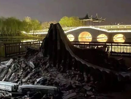 “胶”点事件：绍兴迪荡湖公园一处凉亭突然倒塌！